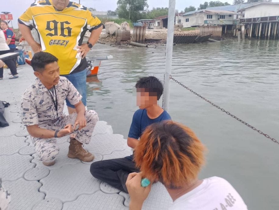 全国/生还者心有余悸回忆快艇翻船过程