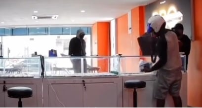 **全国综合** 2蒙面械匪大肆洗劫  手机批发商店损失惨重