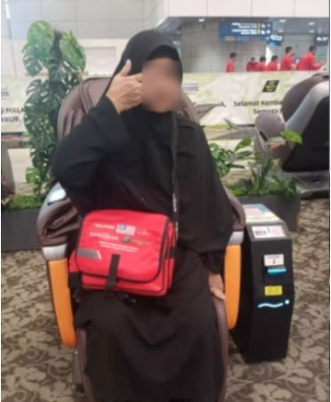 **全国综合(只供网)**不懂用手机被团友排挤 七旬妇情低落女儿心疼