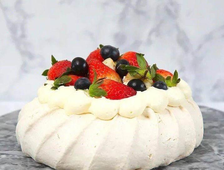 **全国综合（只供网）**被讥蛋白霜蛋糕像“破抹布” 糕点师反驳：是新娘要求的设计！