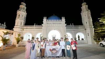 游清真寺感受伊文化 导览：张开双手欢迎非穆