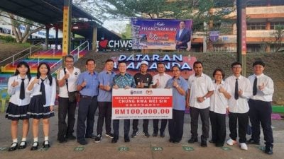 黄家和：购400套桌椅 中华维新获10万拨款