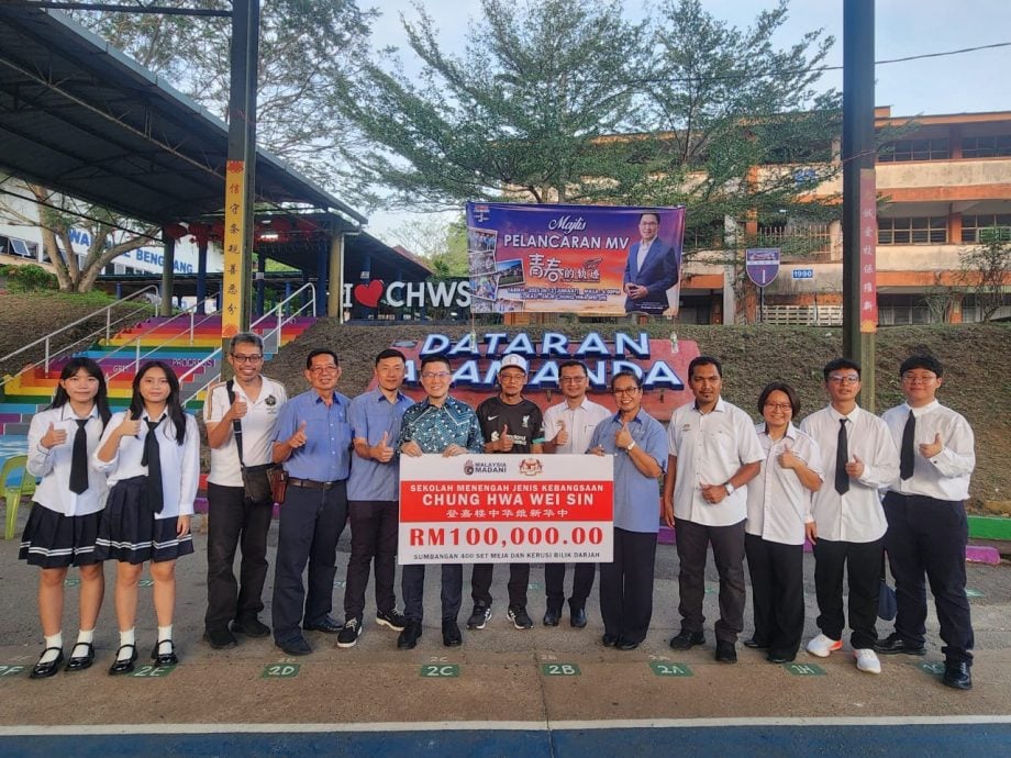 教育部副部长黄家和宣布教育部特别拨款10万令吉给中华维新国民型华文中学,购买400套学生桌椅,为学生带来更舒适的学习空间。