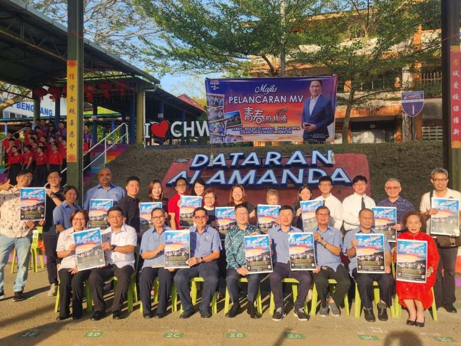 教育部副部长黄家和宣布教育部特别拨款10万令吉给中华维新国民型华文中学,购买400套学生桌椅,为学生带来更舒适的学习空间。