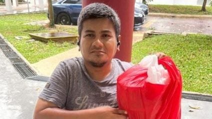 狮城男患脊柱裂不言弃   坐轮椅搭公交送货