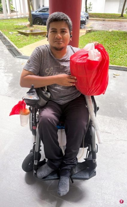 患脊柱裂不言弃  43岁狮城男坐轮椅搭公交送货