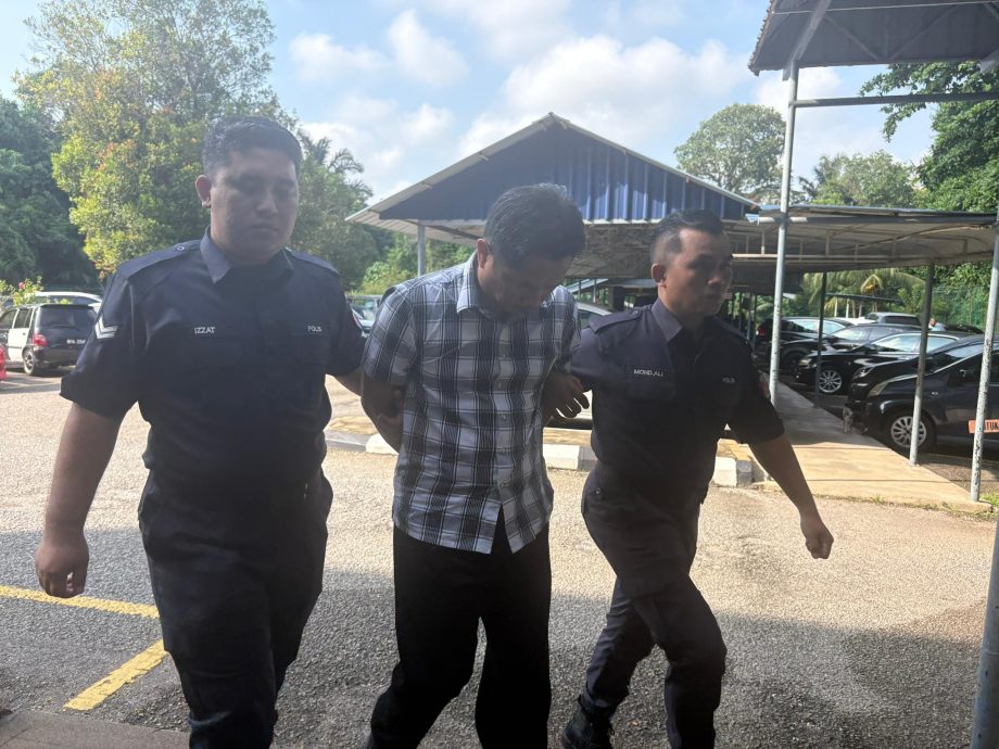 全国:男教师手机和手提电脑拥有儿童色情素材被控 否认有罪保外候审