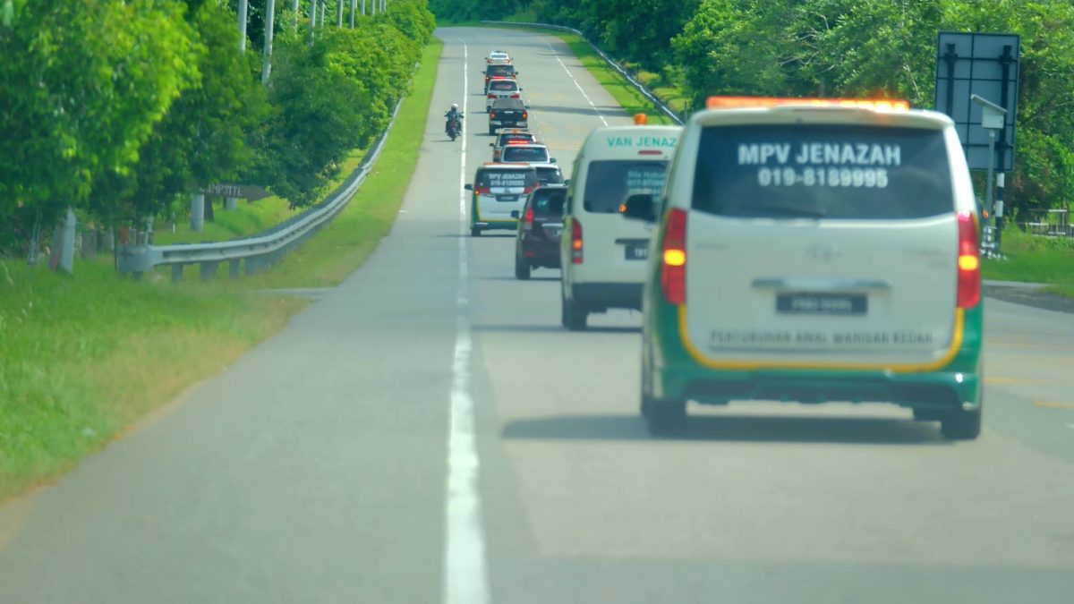 全国:登嘉楼警方今日派遣一辆警方巡逻车(MPV)及两名警员,护送在霹雳州宜力东西大道交通事故遇难者的灵柩车辆往返