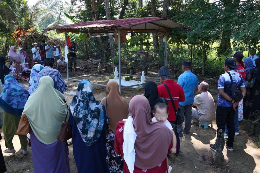 UPSI巴士翻覆事故罹难者努丽莎希拉的家人呼吁公众前往其女儿墓地祭拜时应注意举止