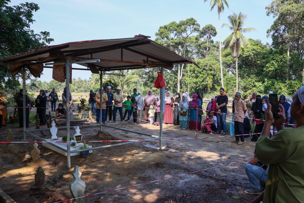 UPSI巴士翻覆事故罹难者努丽莎希拉的家人呼吁公众前往其女儿墓地祭拜时应注意举止