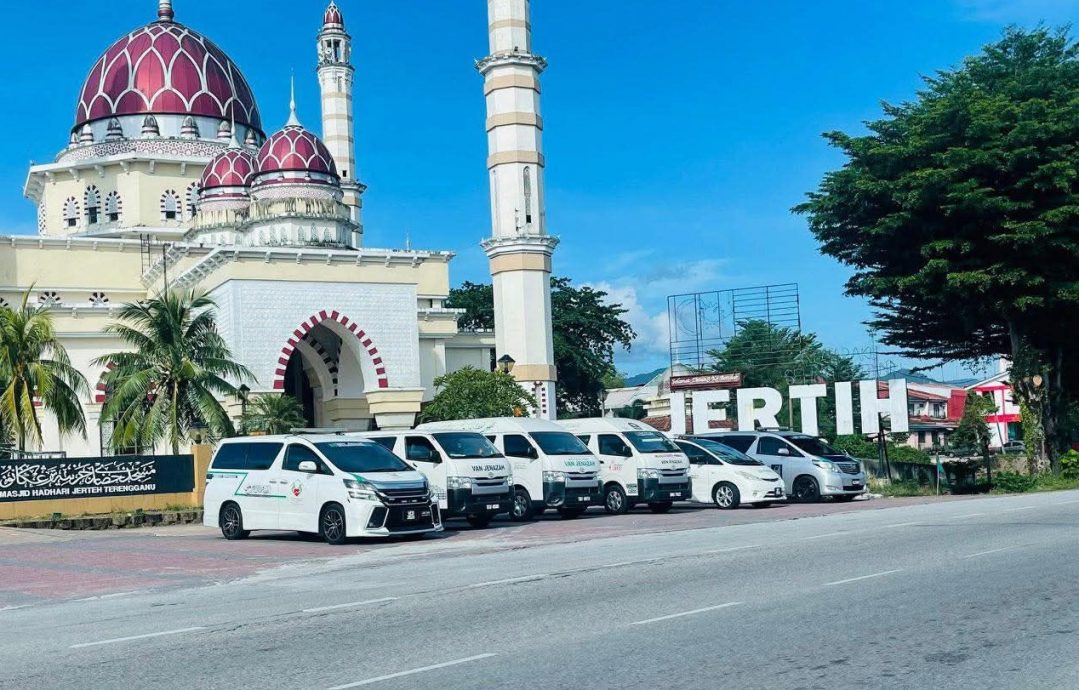 UPSI车祸：19辆灵车从勿述出发前往霹雳州，准备运送于今早在宜力东西大道车祸事故不幸罹难的苏丹依德里斯教育大学（UPSI）学生的遗体回乡。