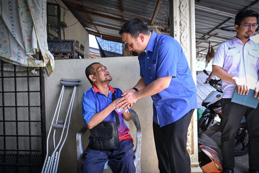 全:（已签发)首相政治秘书两户单亲家庭提供援助。