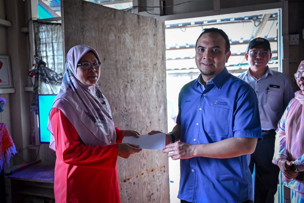 全:（已签发)首相政治秘书两户单亲家庭提供援助。