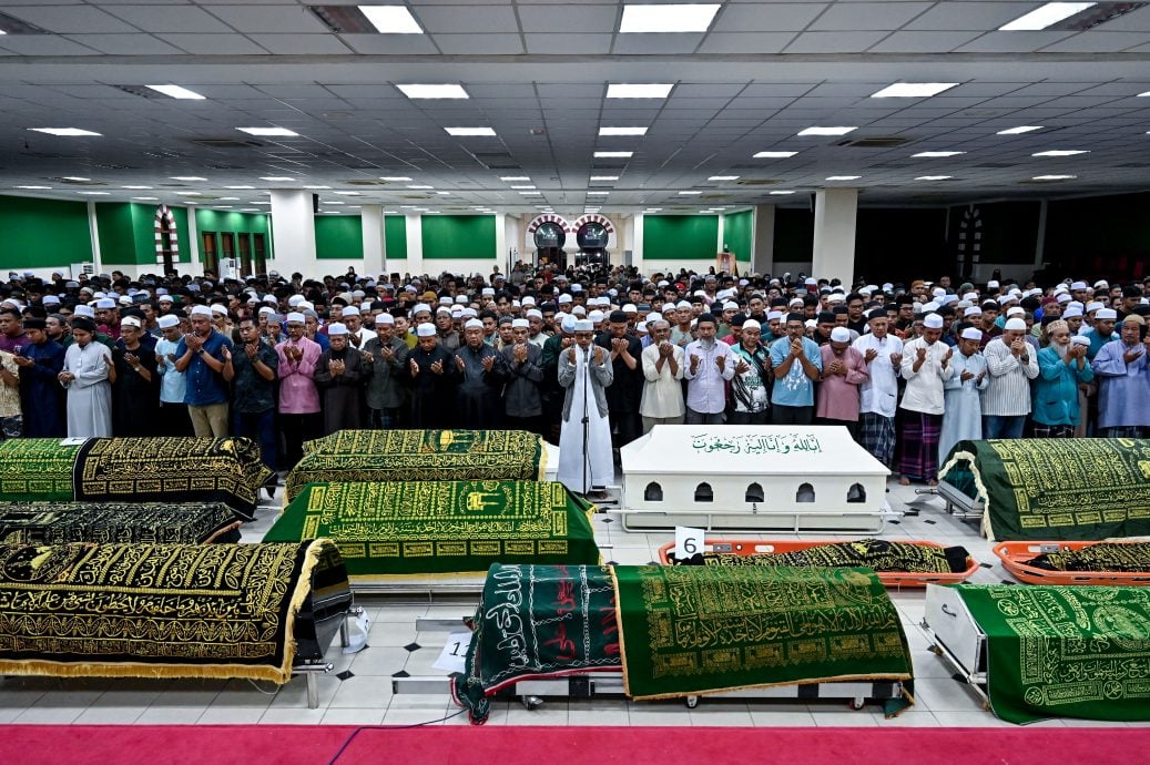 全:已签发/UPSI车祸:在霹雳宜力巴士翻覆事故中罹难的15名依德里斯教育大学学生,今日已全部完成安葬仪式,遗体安葬于各自家乡,入土为安。