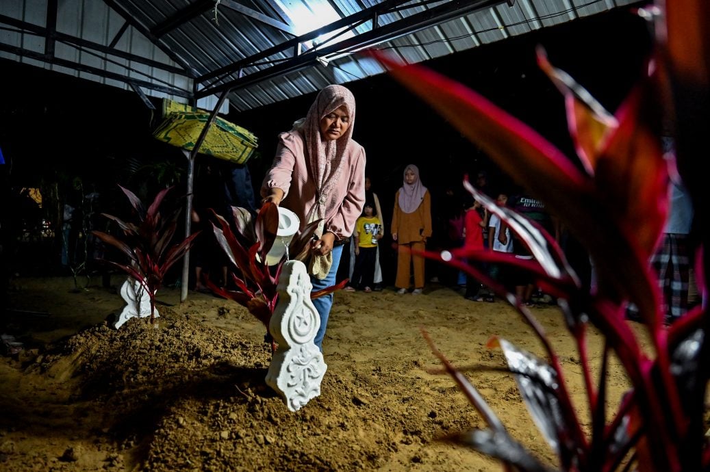 全:已签发/UPSI车祸:在霹雳宜力巴士翻覆事故中罹难的15名依德里斯教育大学学生,今日已全部完成安葬仪式,遗体安葬于各自家乡,入土为安。