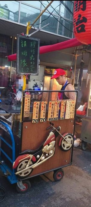 八点档男星6获金钟奖 为生计与妻夜市摆摊