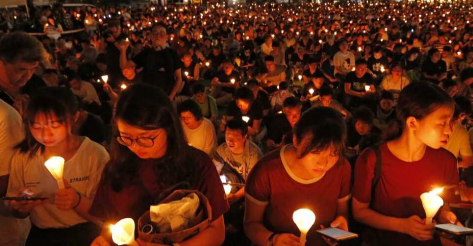 六四在即─去维园带蜡烛有风险？香港特首：“无论哪天”都须守法