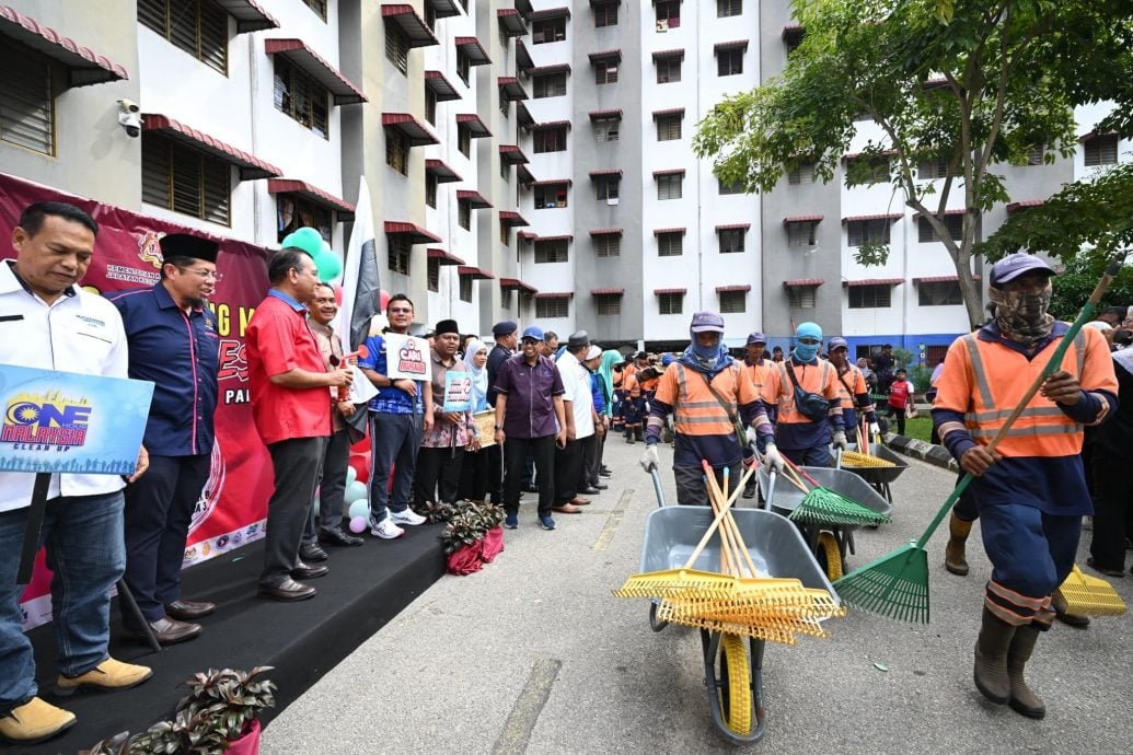 关丹市政厅与卫生局联办大型消灭黑斑蚊大扫除，提高民众醒觉。