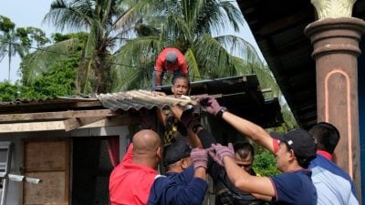 关丹港务局与警方大扫除活动 助贫户维修住处