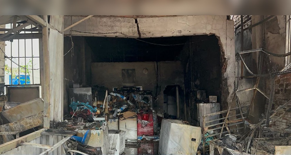 冷气维修店电线短路 大火烧死一家四口