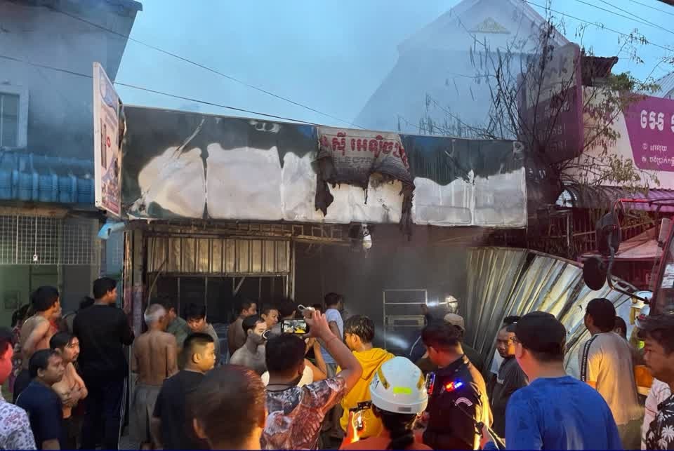 冷气维修店电线短路 大火烧死一家四口