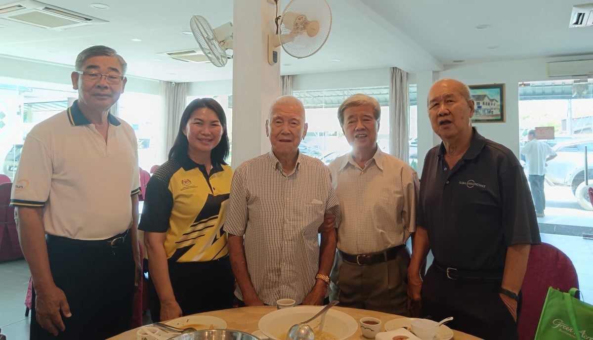 冷甲华侨小学早期校友回馈母校