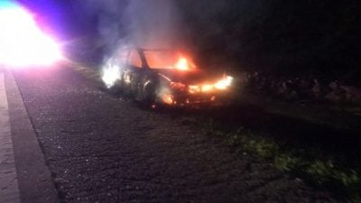 凌晨南北大道起火 轿车烧毁95%