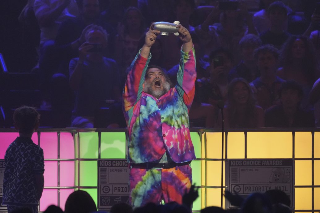 凭《Minecraft》夺儿童选择大奖 杰克布莱克被鬼口水淋身