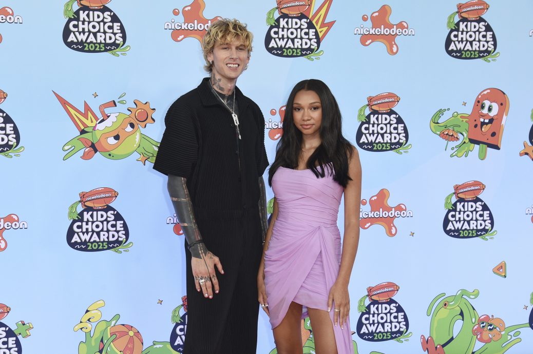 凭《Minecraft》夺儿童选择大奖 杰克布莱克被鬼口水淋身