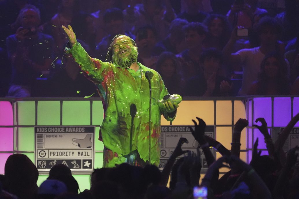 凭《Minecraft》夺儿童选择大奖 杰克布莱克被鬼口水淋身