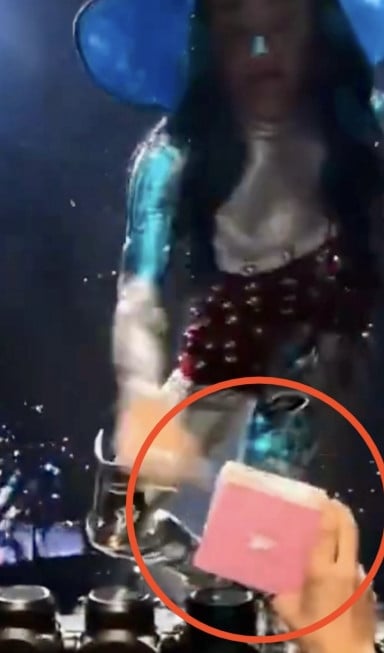 凯蒂佩莉演唱会打飞粉丝礼物!举麦喊“No Labubu”