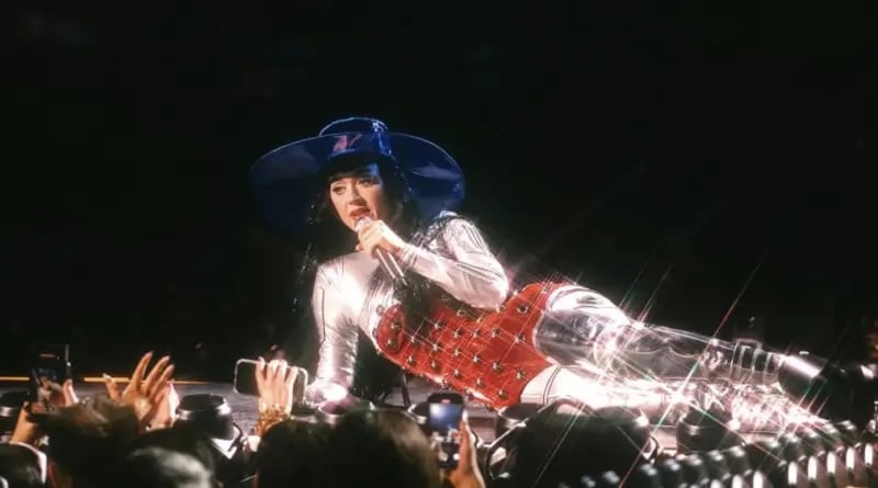 凯蒂佩莉演唱会打飞粉丝礼物!举麦喊“No Labubu”