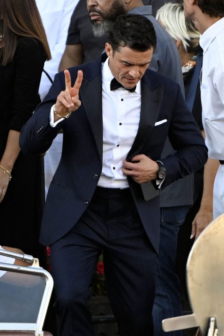 出席超级富豪世纪婚礼 里奥纳度戴棒球帽惹议