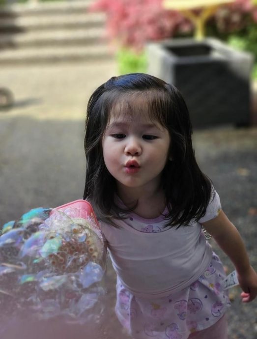 分享“回加”看儿女照片 锺嘉欣自嘲在家零个人空间