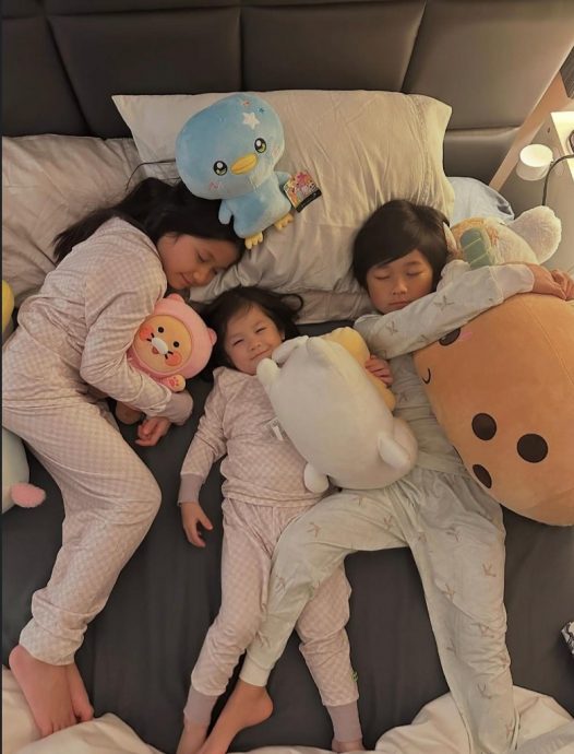 分享“回加”看儿女照片 锺嘉欣自嘲在家零个人空间