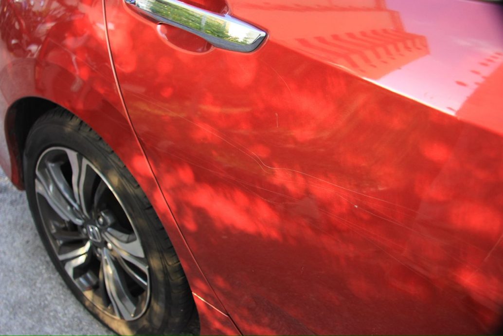 刻意刮花表兄弟轿车·警逮捕一男子助查