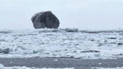 加拿大“史前黑冰山”现身 专家：冰龄或10万年