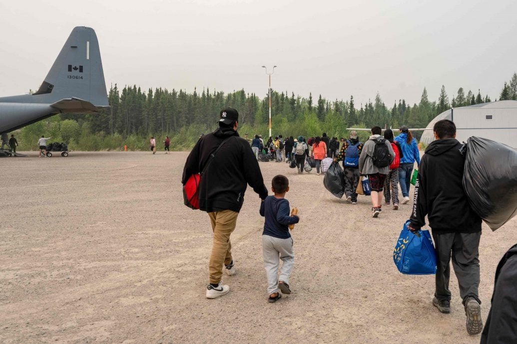 加拿大野火2.6万人疏散 烟雾飘向美欧