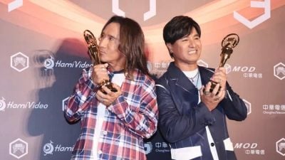 金曲36 | 动力火车隔20年夺最佳演唱组合 台上感谢“动力太太”