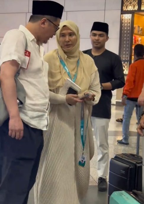 努鲁依莎与夫启程朝圣 亲友机场送行场面温馨