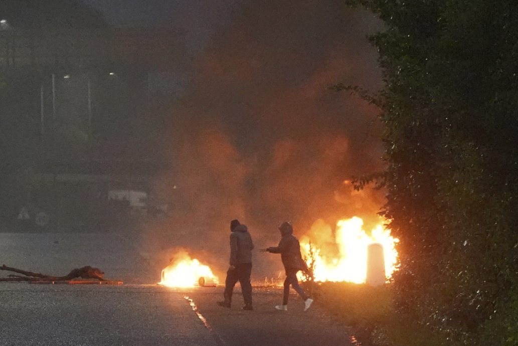 北爱连续多晚爆发骚乱 数百蒙面人袭警 原因是这个!