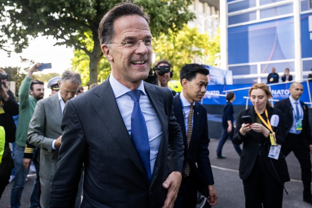 北约秘书长：美国“完全致力于”集体防御承诺