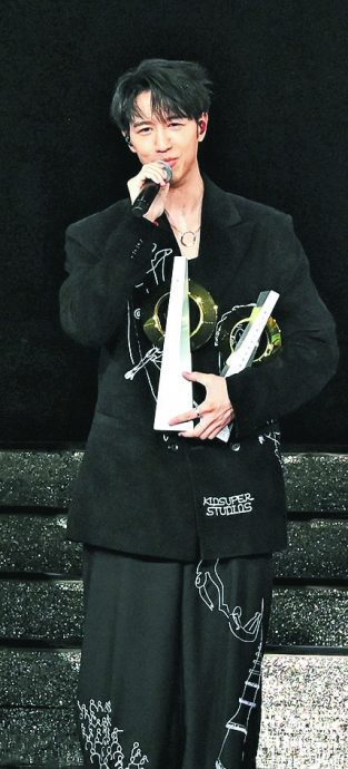 十大中文金曲|蝉联最优秀流行女歌手大奖 李幸倪出道14年实现大满贯