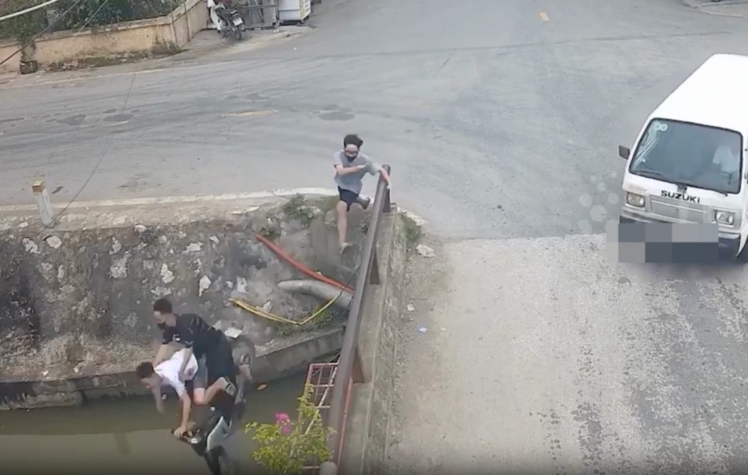 千钧一发！友谊的摩托说翻就翻 一人自救成功两人落水