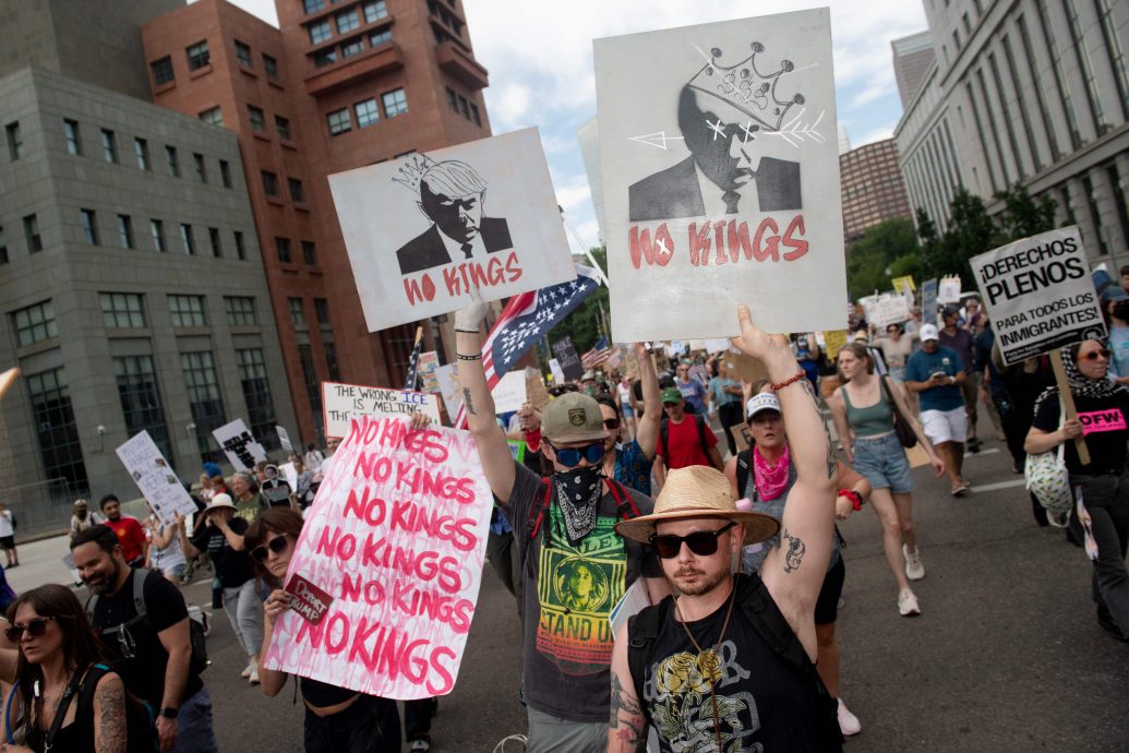 华盛顿盛大阅兵仪式 特朗普79岁生日圆梦