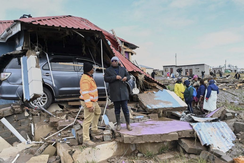 南非多地遭遇极端天气    洪水“冲走校车”学生魂断  49人死