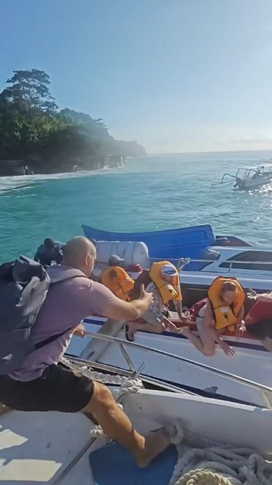 印尼峇厘岛游艇翻船 砸窗跳船逃生 94人全获救