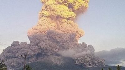 印尼火山大规模喷发  猛喷橘红色蘑菇云