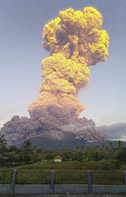 印尼火山大规模喷发