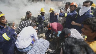 印度客机坠毁| 英国首相：场面令人震惊